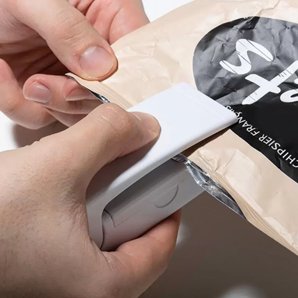 Efficient portable heat sealing device for snack bags