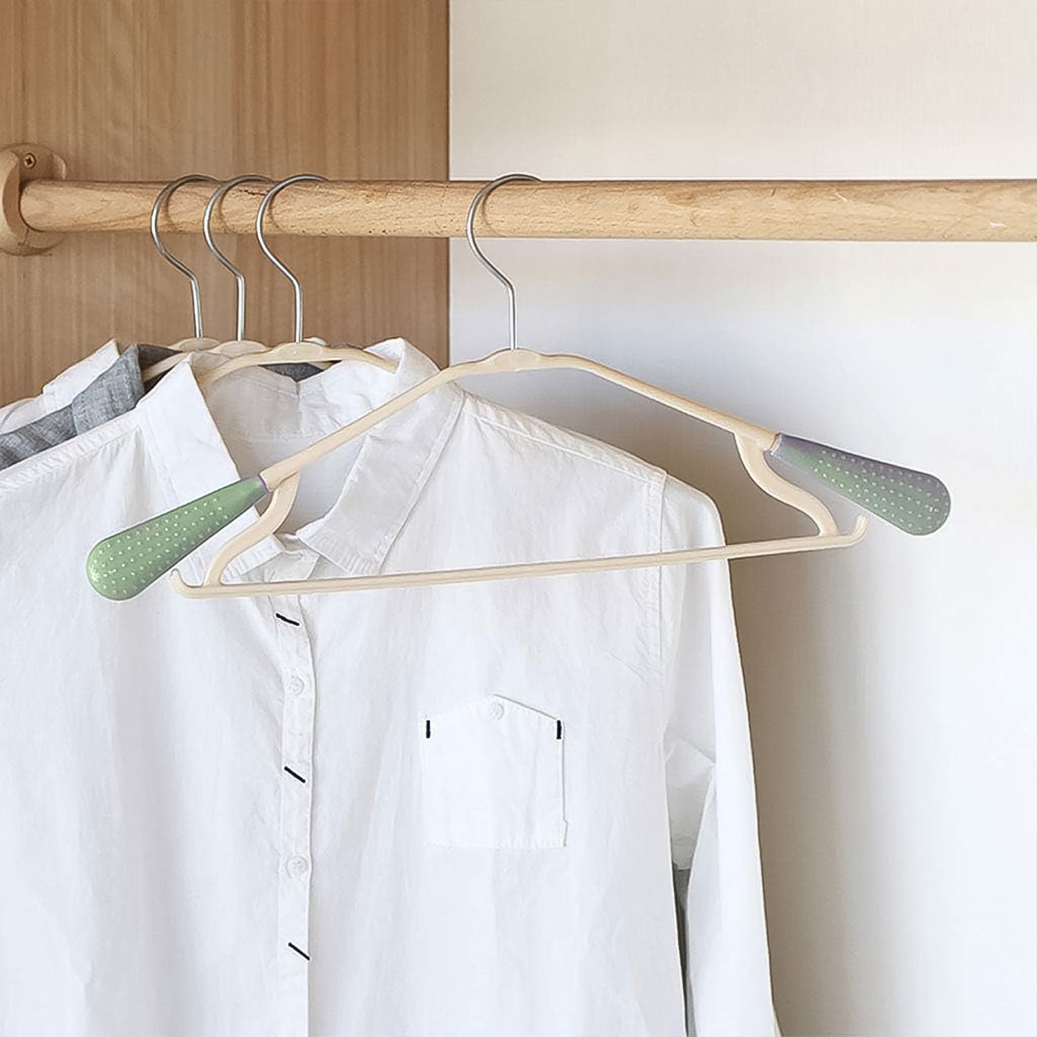 Detail of the non-slip design on the PP space-saving cloth hanger.
