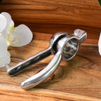 Compact aluminum lemon squeezer with dual-lever design