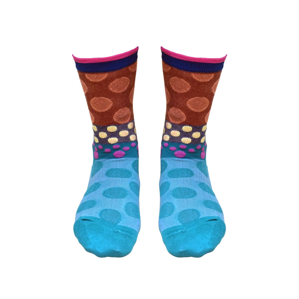Stylish men's ankle length socks in a versatile shade, perfect for casual or active use.