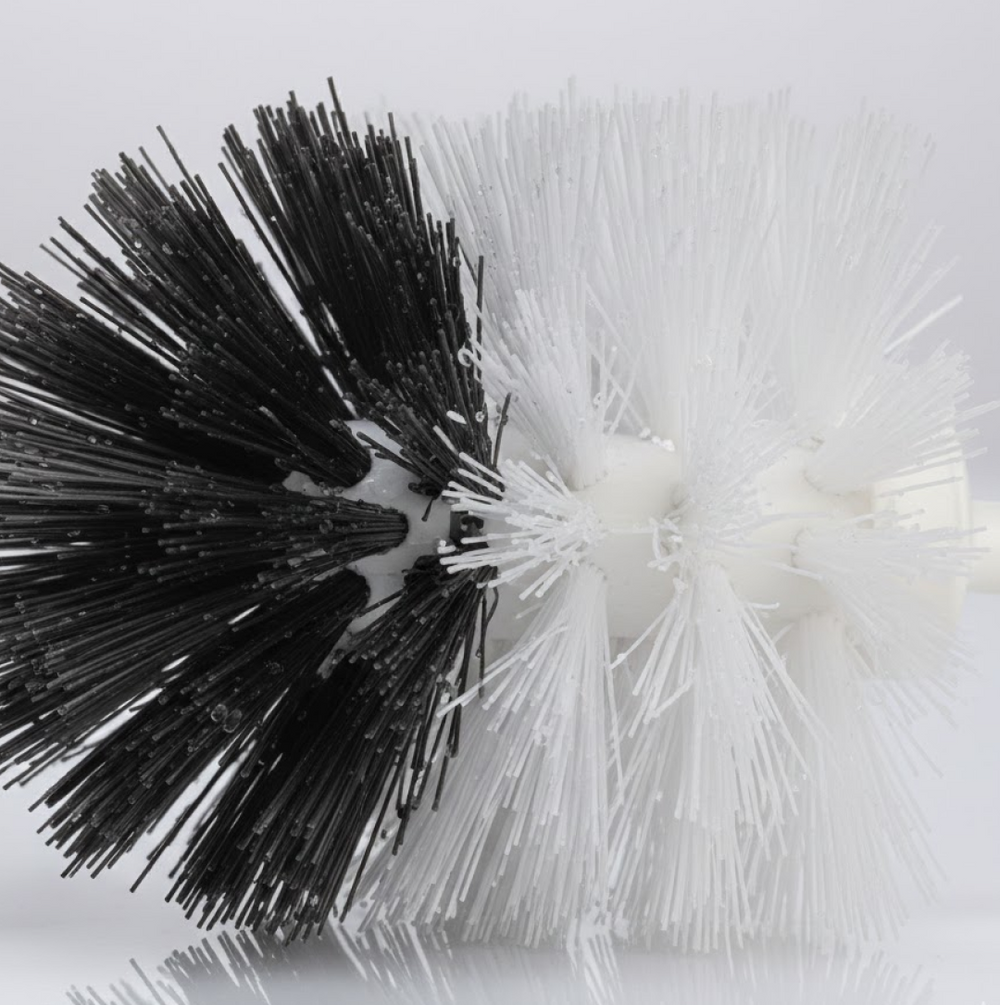 Visual instructions for hygienic use of the toilet cleaning brush.