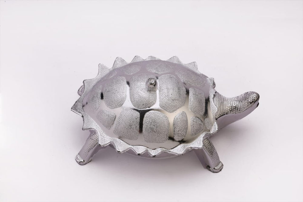 Stylish tortoise-shaped container, ideal for serving snacks.