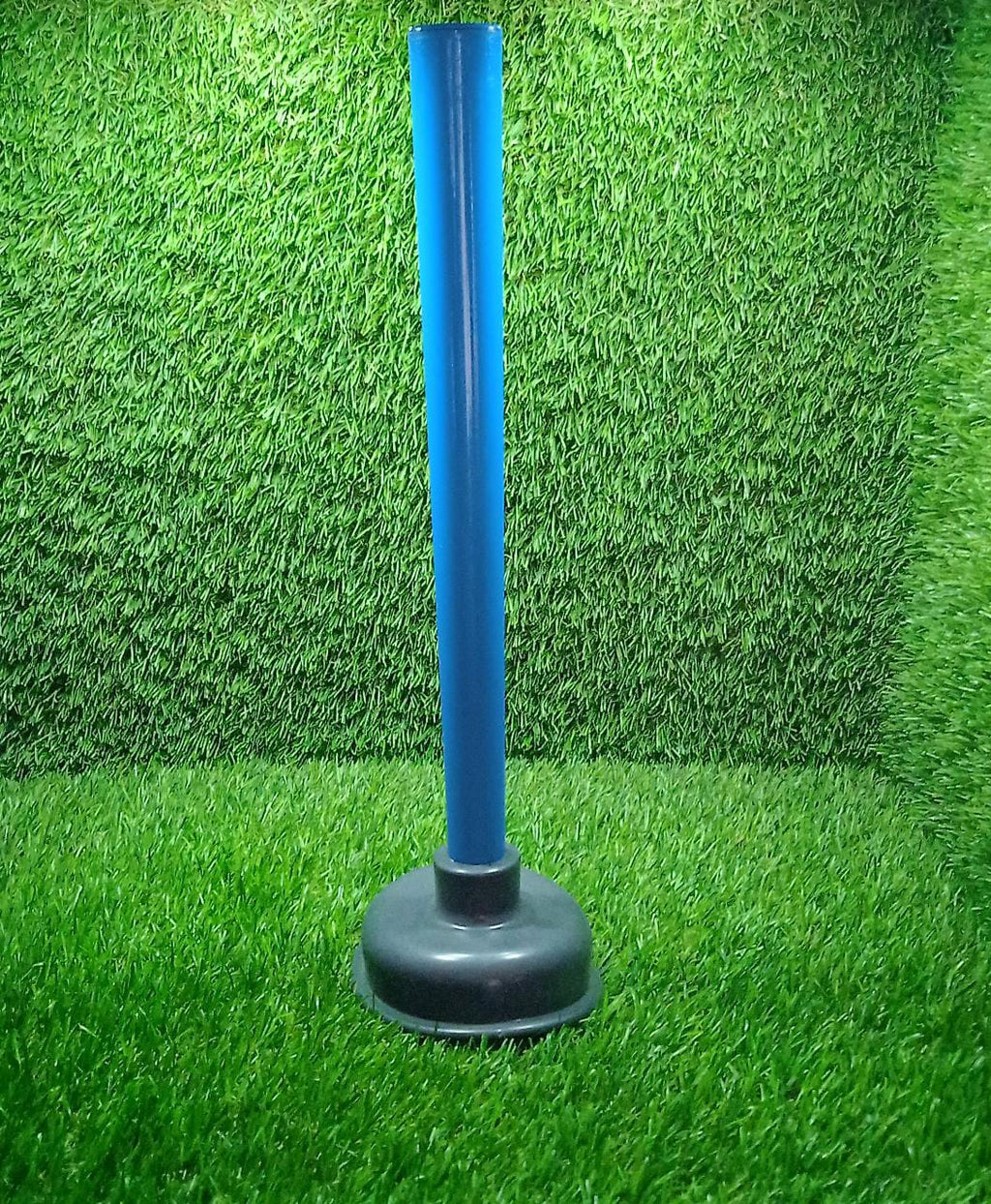 Sturdy handle of the heavy-duty toilet plunger.