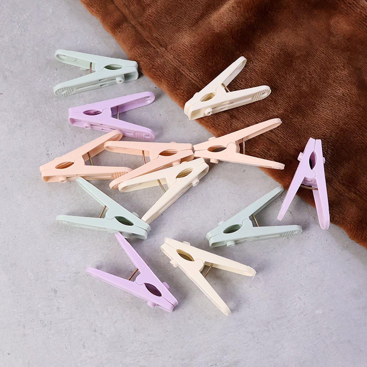 Durable laundry rope set with strong gripping clips