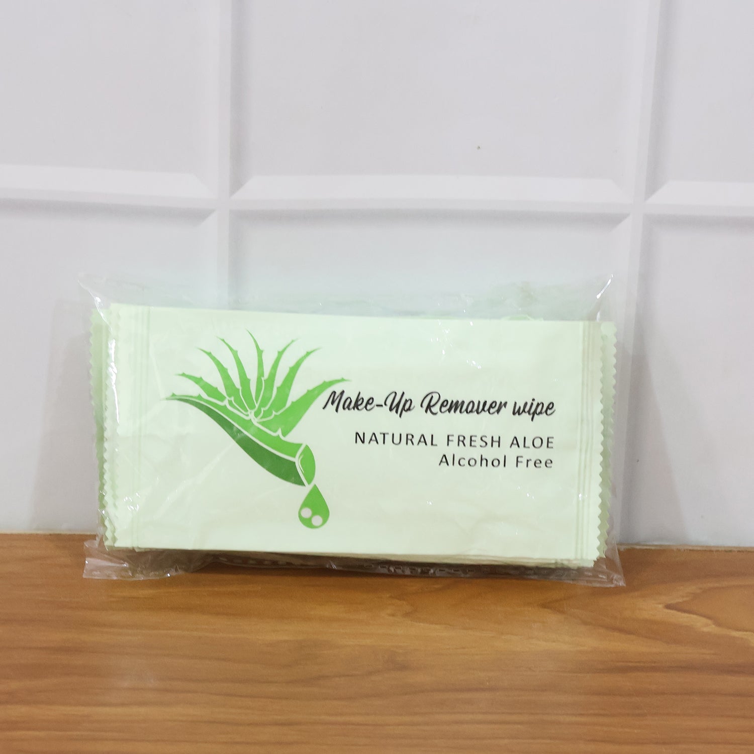 Refreshing aloe makeup remover wipes for sensitive and dry skin
