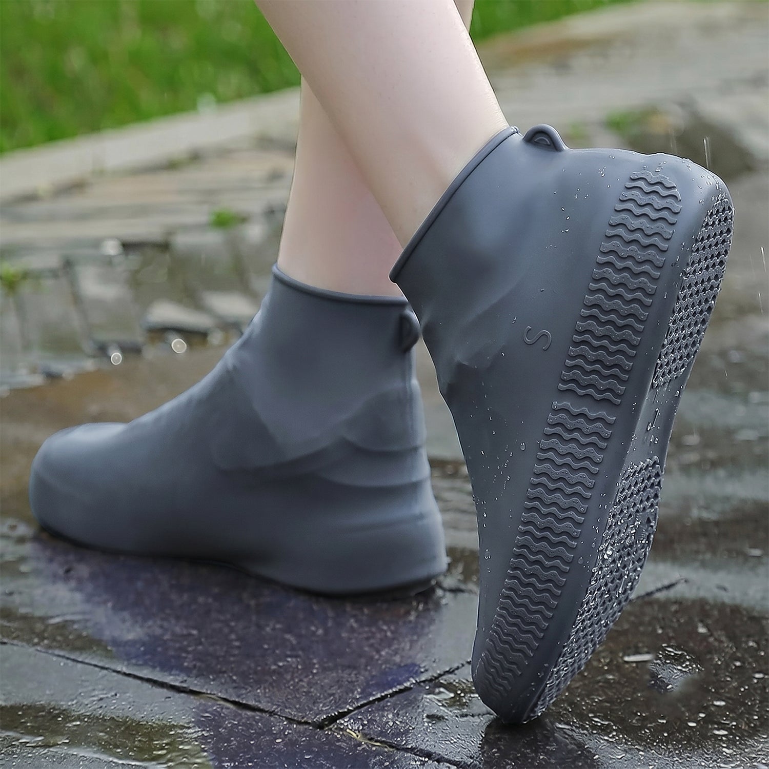 Reusable non-slip silicone shoe cover for outdoor protection
